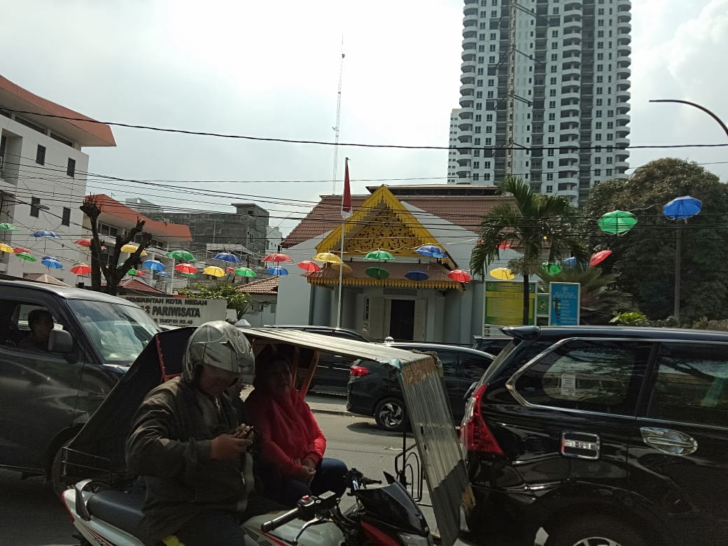 Payung Warna-warni Perindah Kantor Pariwisata Kota Medan